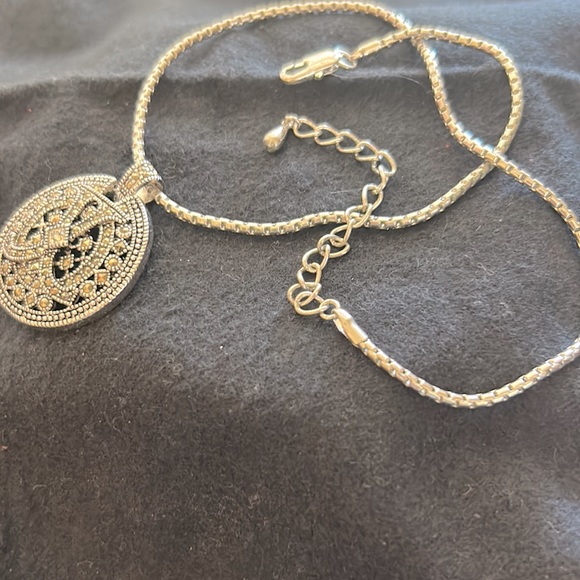 Silver necklace with round pendent - Picture 3 of 3